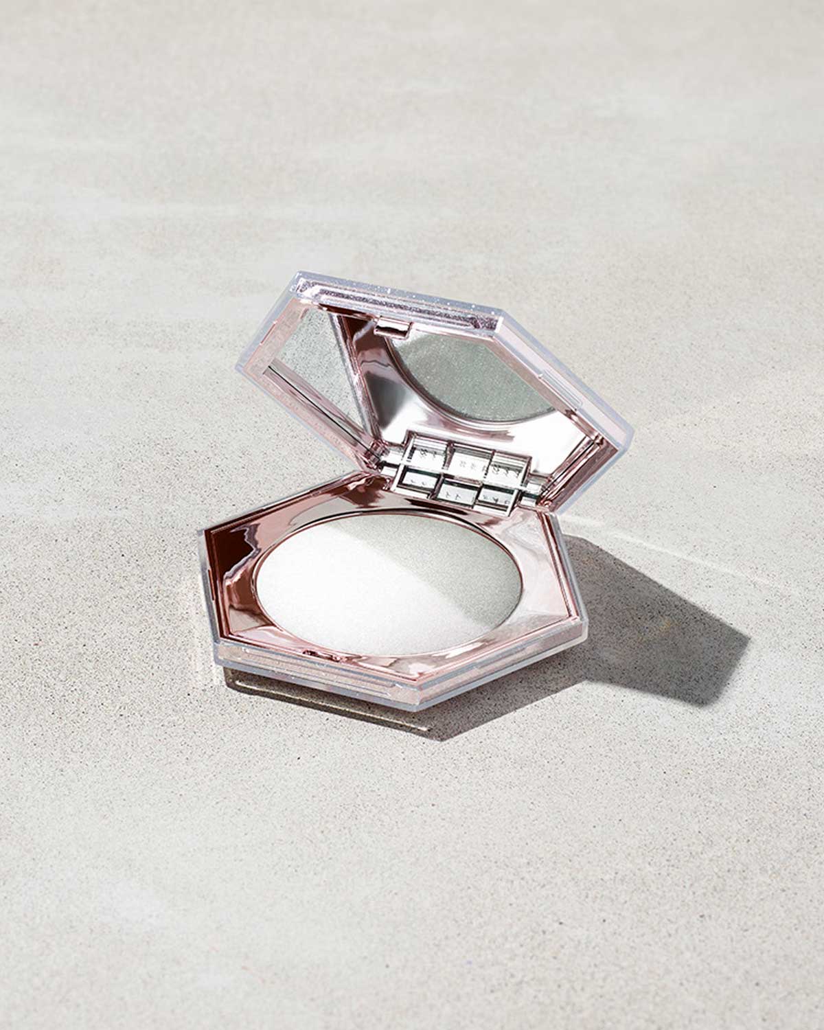 Fenty beauty by rihanna diamond bomb highlighter how many carats ?! - لوحة اضاءة بودرة مضغوطه