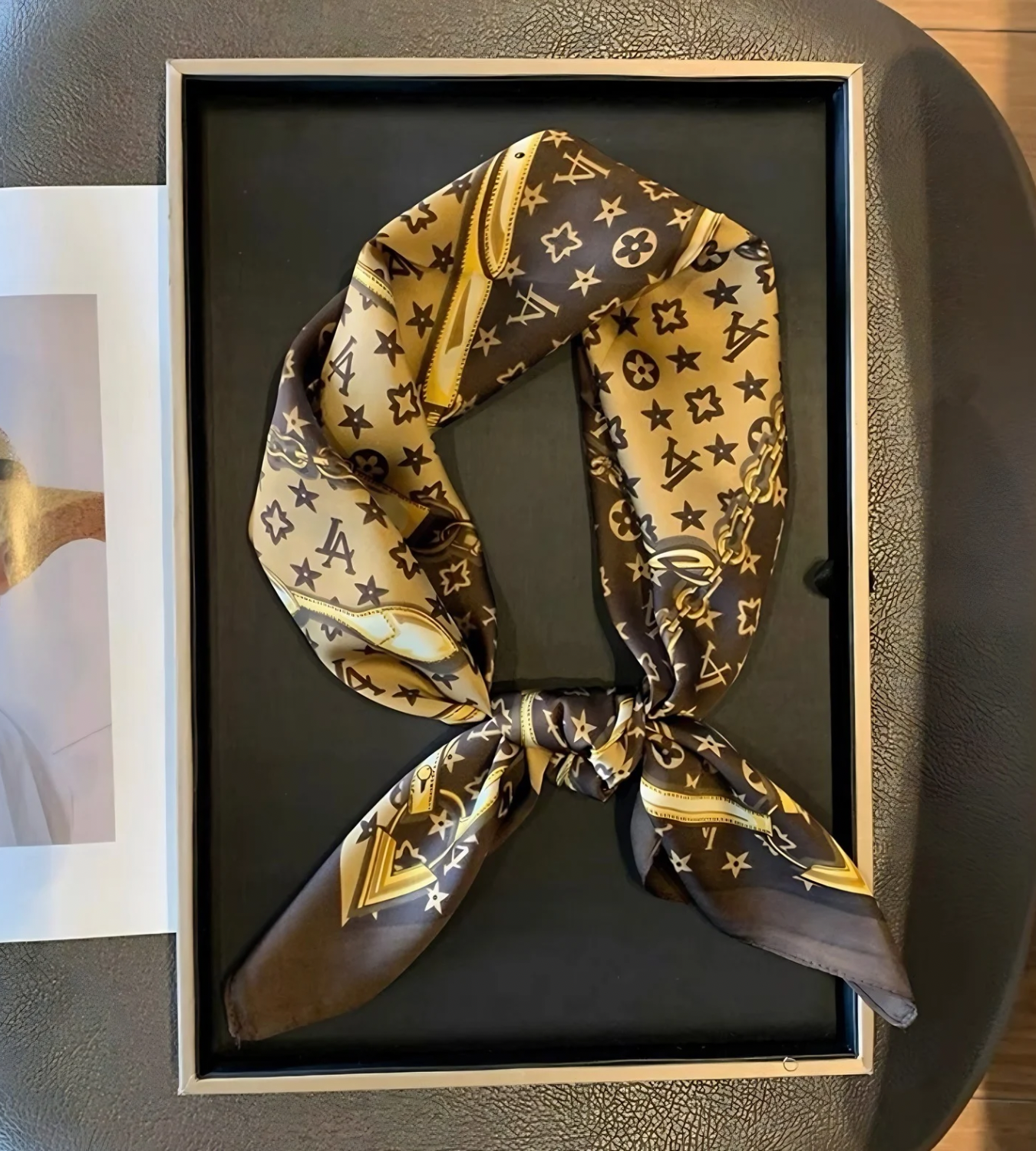 سكارف حريري بزخارف لويس فيتون