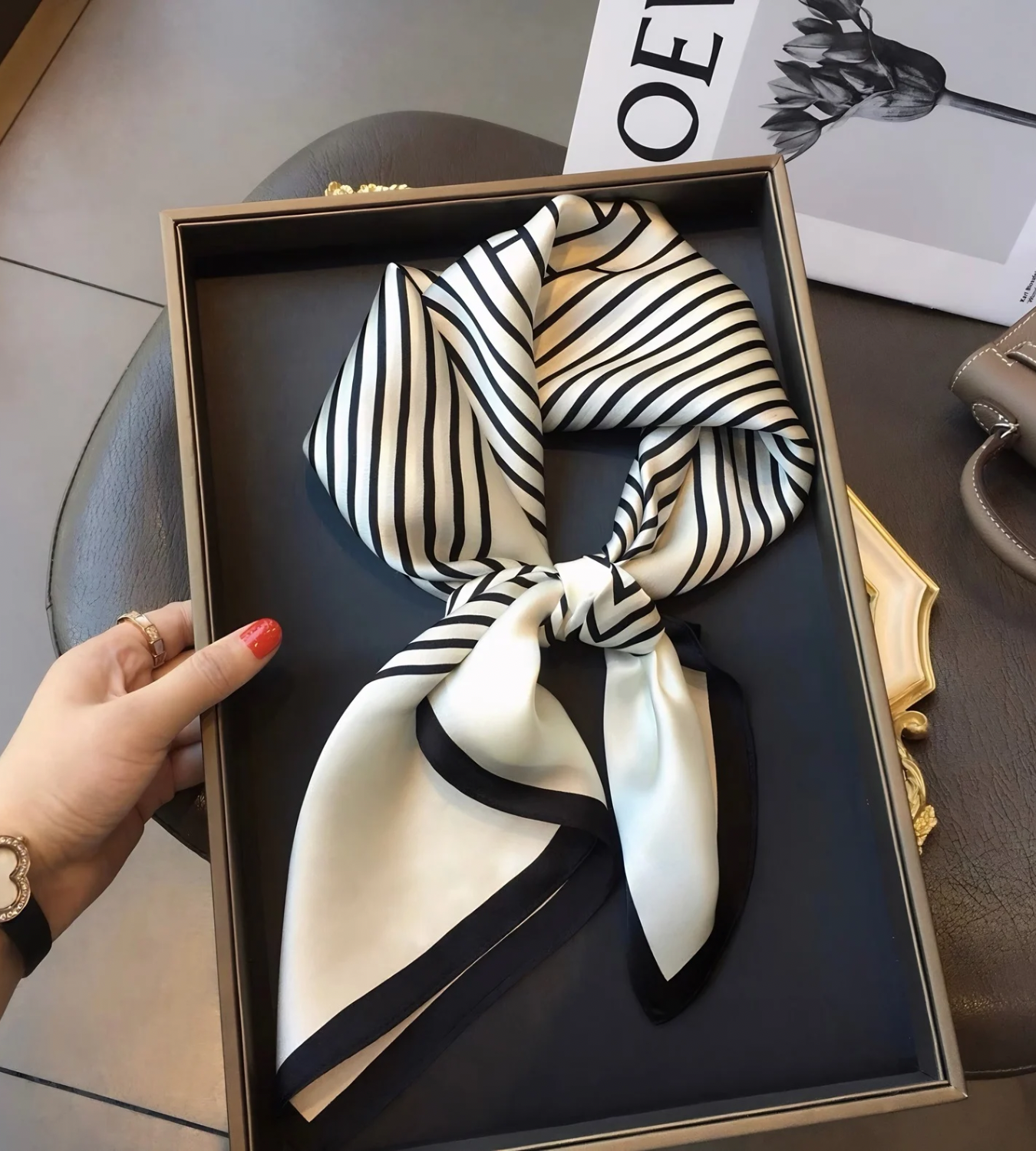 سكارف حريري بزخارف خطوط سوداء