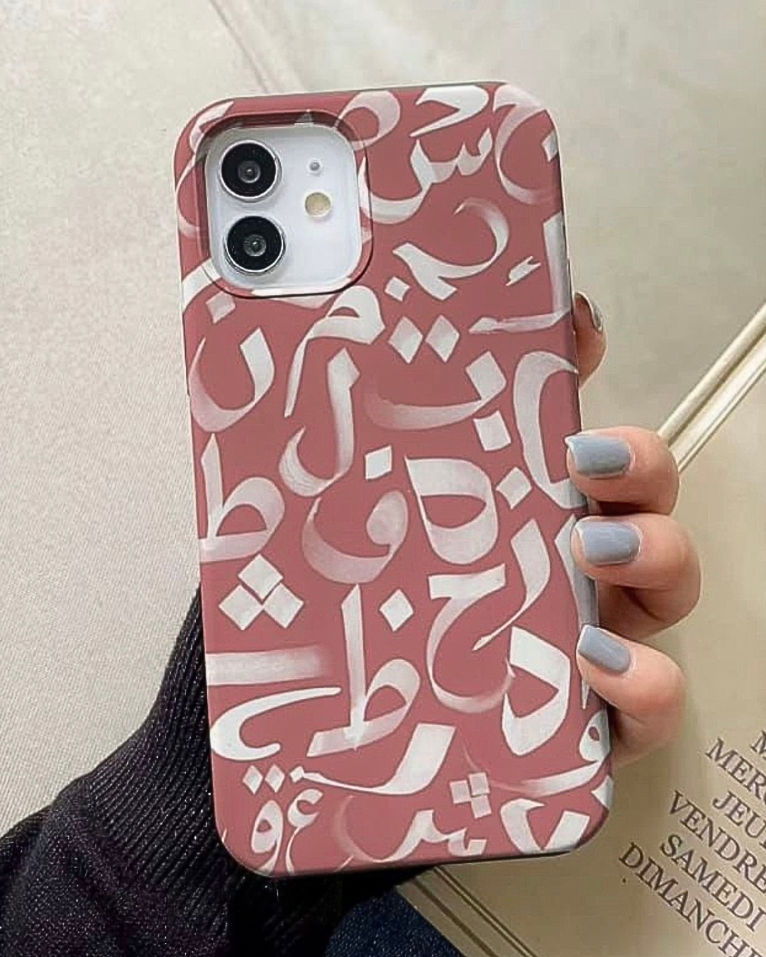 غطاء موبايل بزخارف حروف عربية
