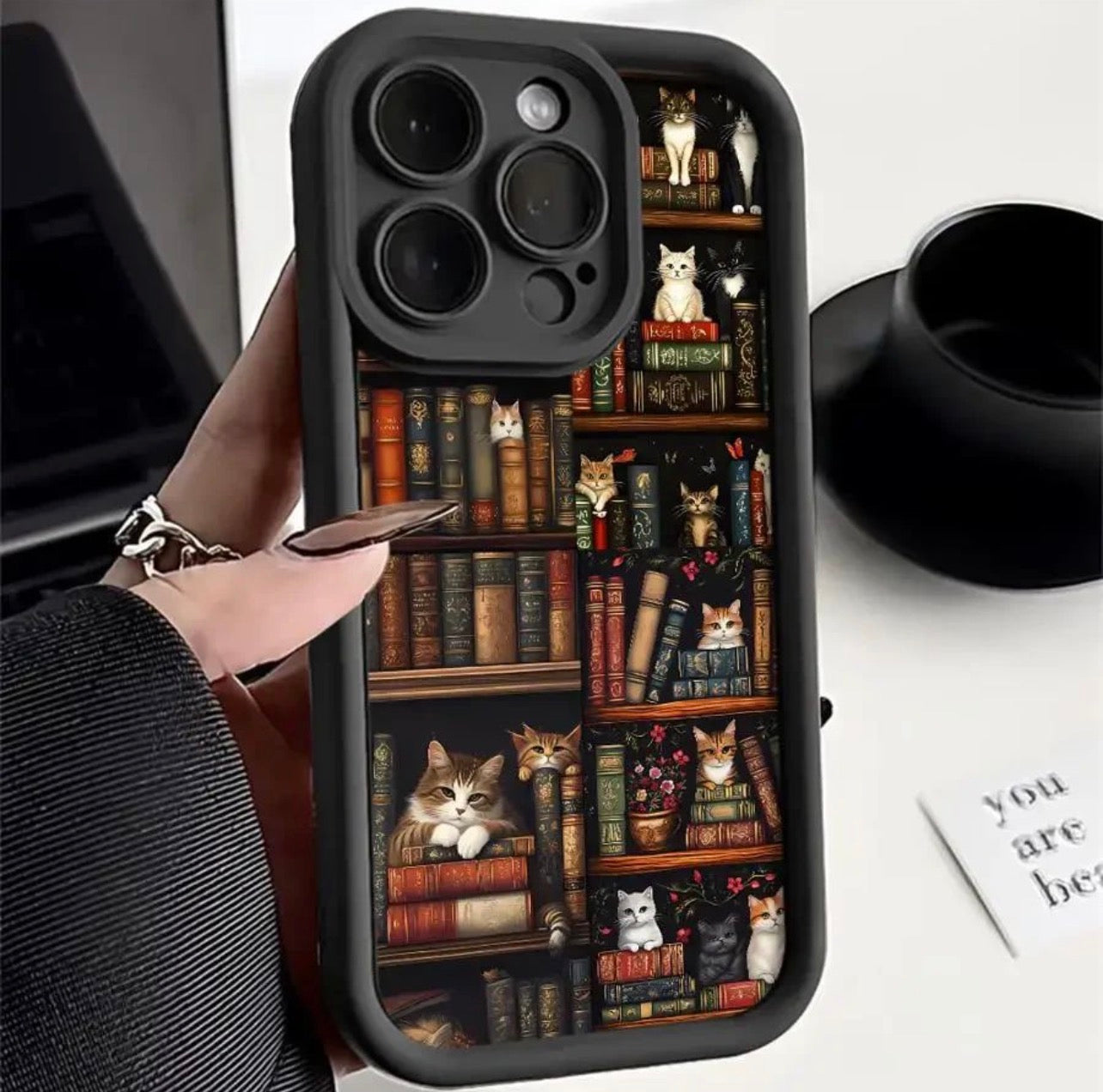 غطاء موبايل فينتج برسومات قطط بأطار أسود