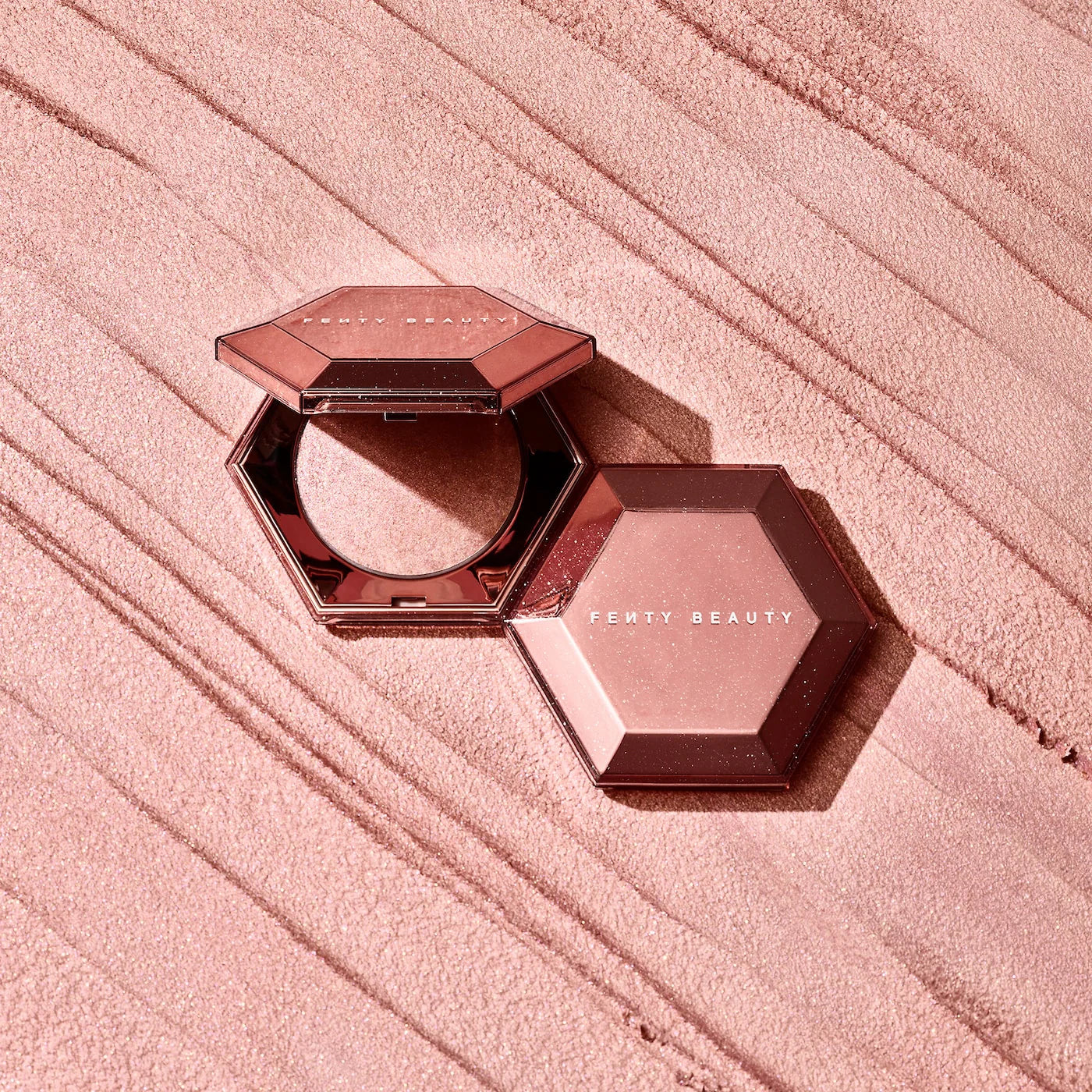 Fenty beauty diamond bomb  highlighter rose rave- لوحة أضاءة بودرة مضغوطة