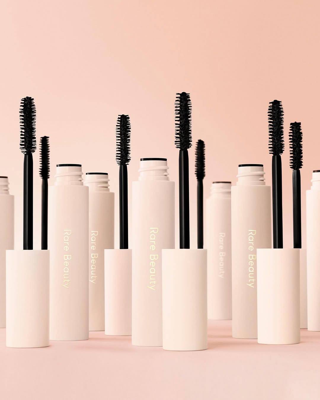 Rare beauty mascara perfect strokes - ماسكارة الرموش رير بيوتي من سيلينا كوميز