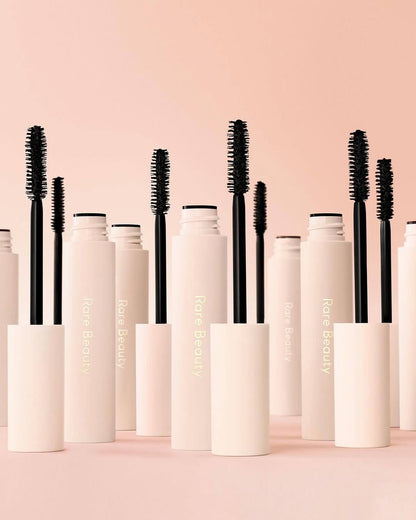 Rare beauty mascara perfect strokes - ماسكارة الرموش رير بيوتي من سيلينا كوميز
