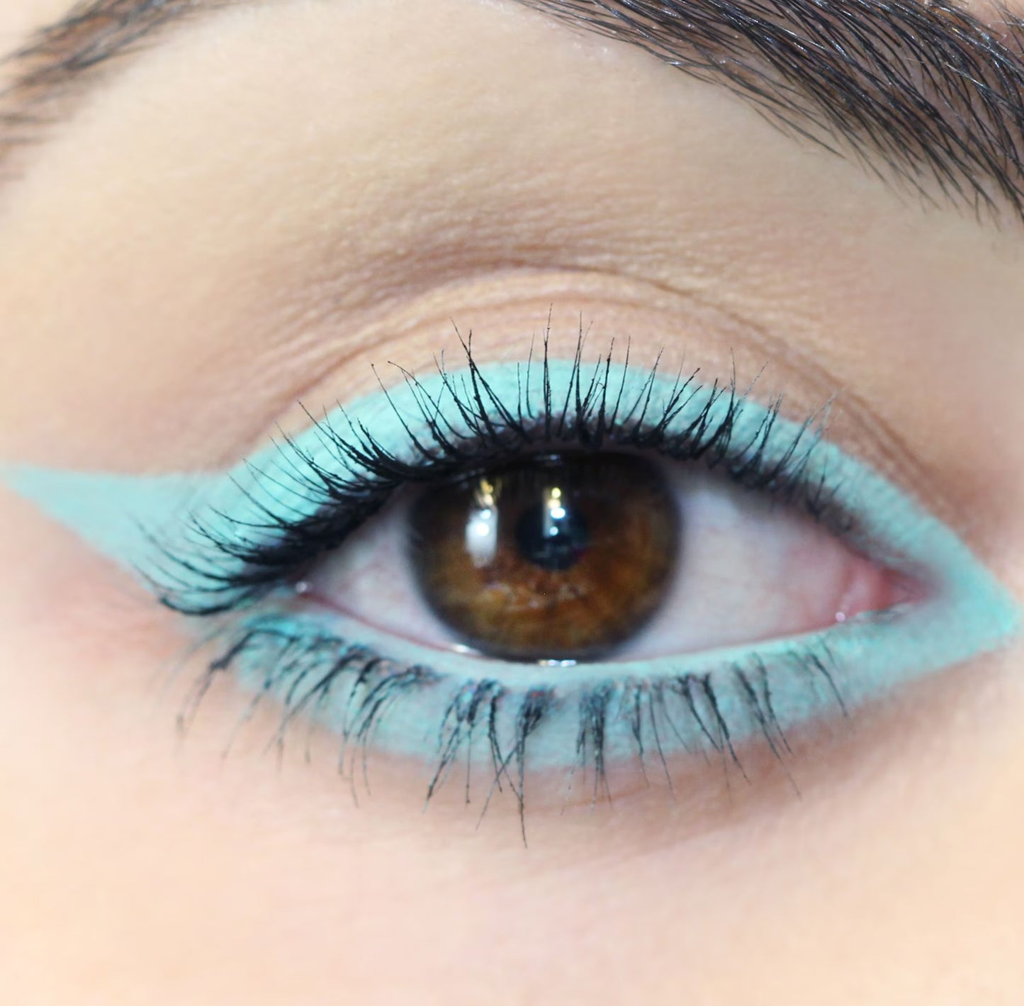 L.A.COLORS Neon Gel Eyeliner - قلم كحل تركوازي