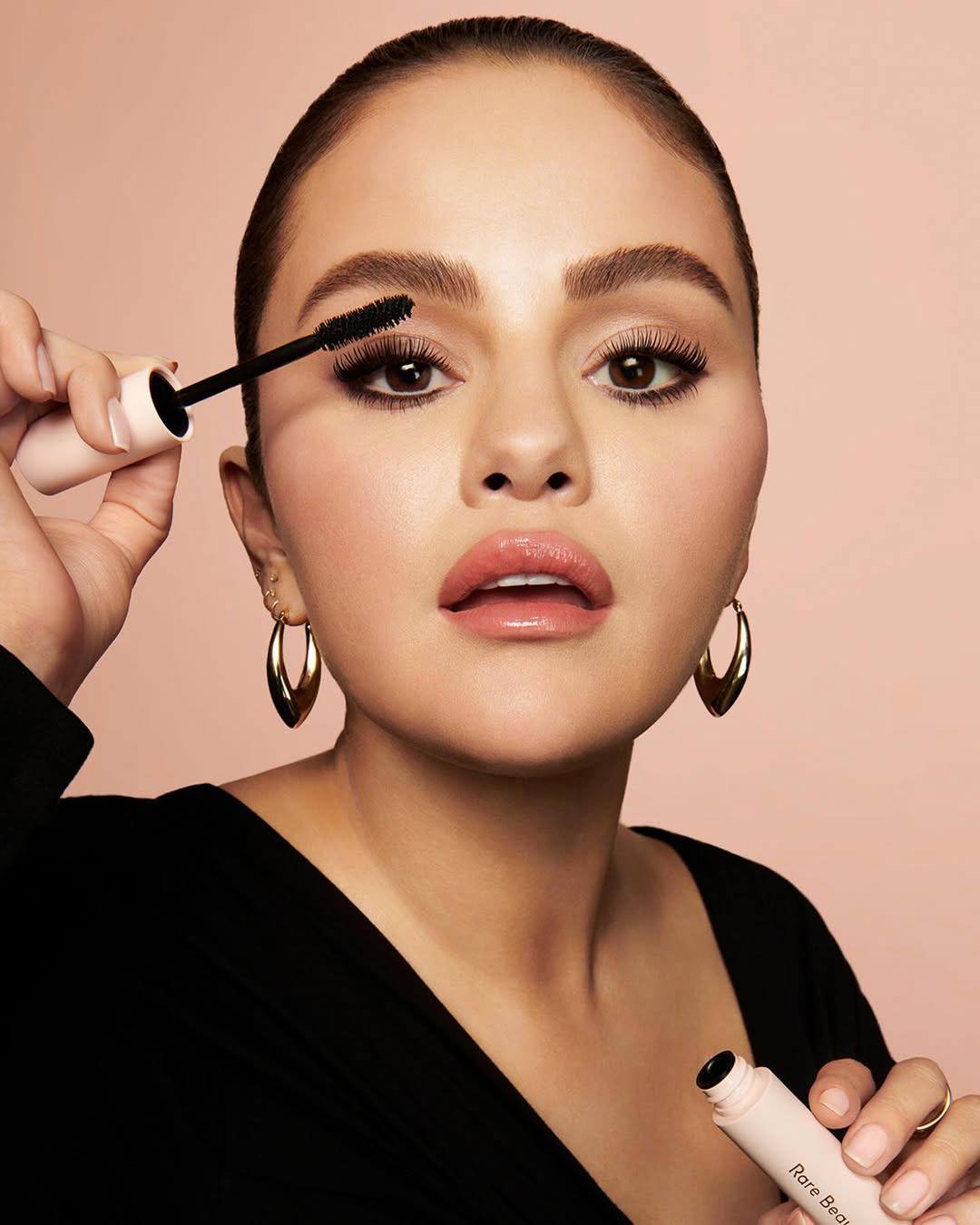 Rare beauty mascara perfect strokes - ماسكارة الرموش رير بيوتي من سيلينا كوميز