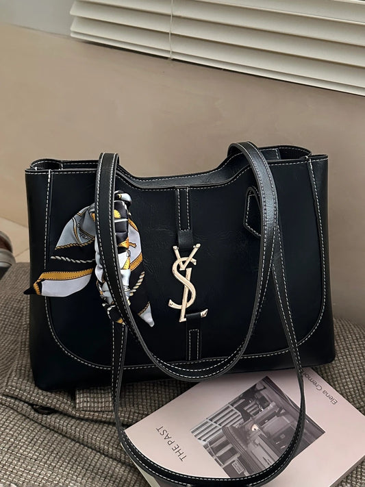 حقيبة توت من الجلد بتصميم أنيق وفخم