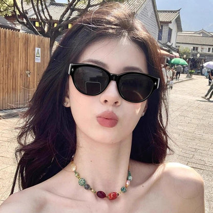نظارة شمسية دائرية بإطار سميك وتفاصيل النج