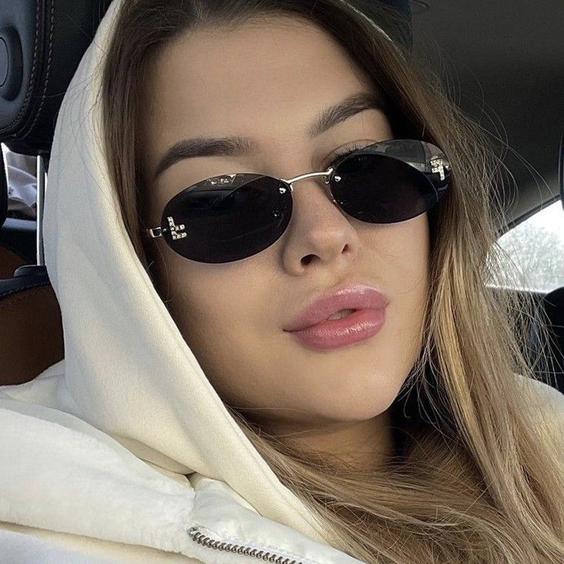 نظارة شمسية بيضاوية بدون إطار بحرف F مرصع