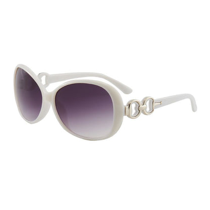 نظارة شمسية بيضاوية عريضة بتفاصيل حلقات معدنية