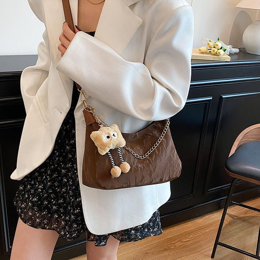 حقيبة كتف صغيرة بتصميم هوبو مع ميدالية قماشية وسلسلة ذهبية