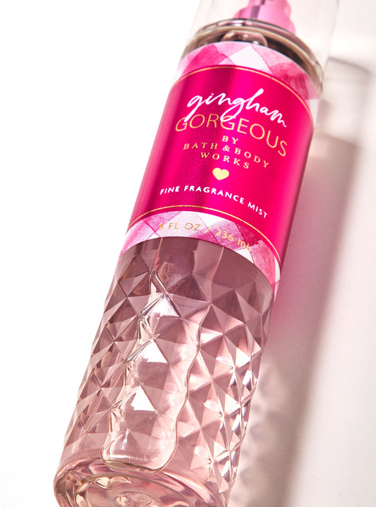 Bath & Body Works Gingham Gorgeous Fine Fragrance Mist 236ml - معطر الجسم من باث اند بودي برائحة الفراولة الوردية