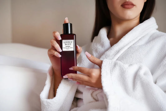 EJ - Lovely Body (Fine Fragrance Mist) 265ml [نسائي] - معطر رويال بنكهة المسك الأبيض والزهور والبودرة